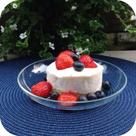 “Back’s mir/Sommerkuchen”: Jogurthtörtchen – oder – Da tanzen die Früchte in kühlem Weiß ;-)
