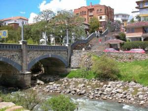 Brücke über Tomebamba-Fluss in Cuenca