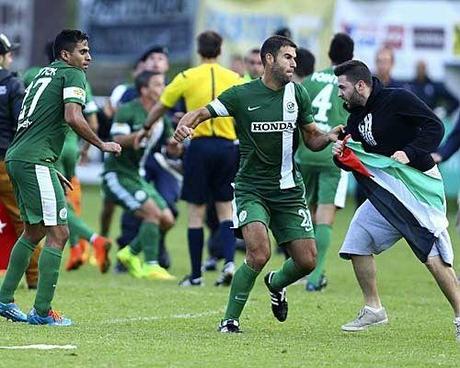 Fußball: Spieler von Maccabi Haifa verprügeln Protestierer gegen Gaza-Krieg