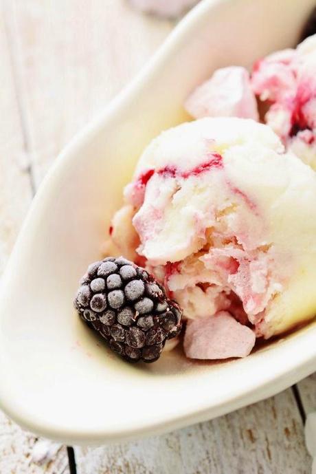 Frozen Joghurt Eton Mess mit Brombeersauce