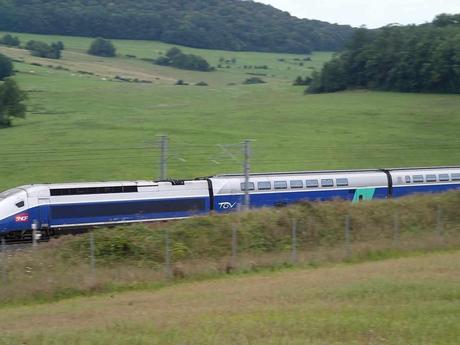 Mit über 300 km/h donnert der TGV durchs Land. - Foto: Erich Kimmich
