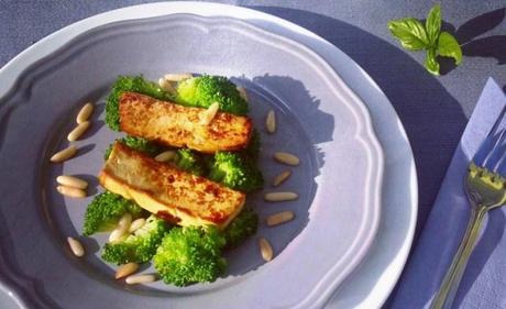 gebratene Tofu-Streifen mit Brokkoli aus dem Wok vegan