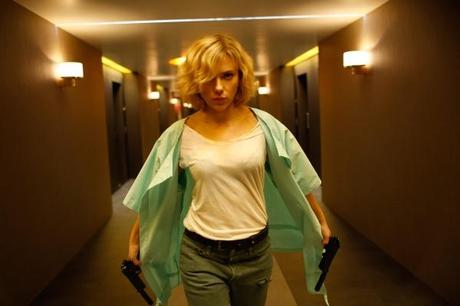 Scarlett Johansson erlernt als Lucy in Luc Bessons gleichnamigen Film Gott-ähnliche Fähigkeiten - und den Umgang mit Waffen