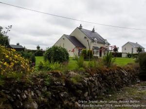 Neben Hügeln, den alten Trockenmauern sieht man beim Wandern in Irland auch mal modernere Häuser wie dieser hier. Strohgedeckte Häuser sind in Irland sowieso selten geworden.