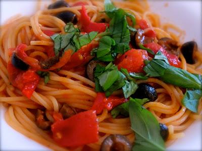 Spagetti nach Hurenart (spaghetti puttanesca)