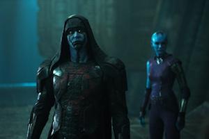 Ronan der Accuser (Lee Pace, vorne) und Thanos' Adoptivtochter Nebula (Karen Gillan, hinten)