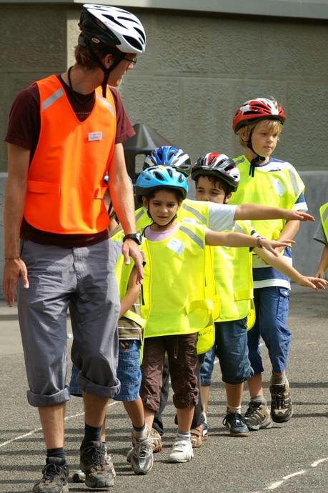Kind und Velo: Mit den richtigen “Radschlägen” zum sicheren Fahren