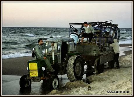 Traktor am Strand für Eine kurze Geschichte des Traktors auf Ukrainisch