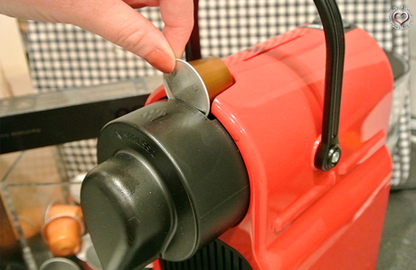 Nespresso Inissia – meine neue Espressomaschine kapsel-einwerfen-inissia