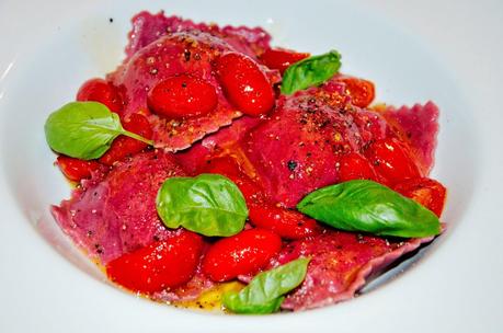 Ravioli mit getrockneten Tomaten, Parmaschinken und Ricotta