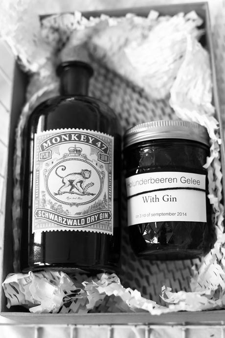 Holunderbeeren Gelee mit Monkey + Hendricks Gin