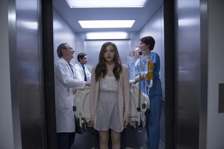 Mia Hall (Chloë Grace Moretz) bewegt sich ungesehen und außerhalb ihres Körpers durch das Krankenhaus, in dem sie im Koma liegt.