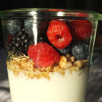 Knusper-Joghurt mit frischen Früchten