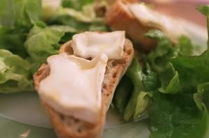 Salat mit Ziegenkäse-Crostini