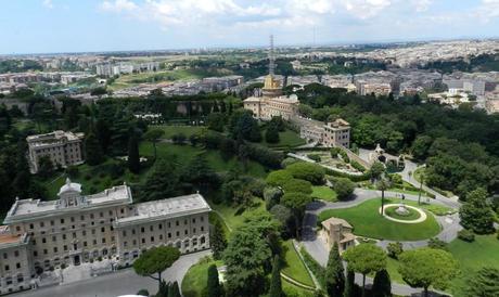 Blick in die Vatikangärten mit Blick auf den Wohnsitz von Papst Benedikt