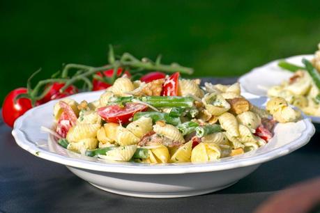 Nudelsalat mit grünen Bohnen, Tomaten, Walnüssen und Basilikum-Joghurt