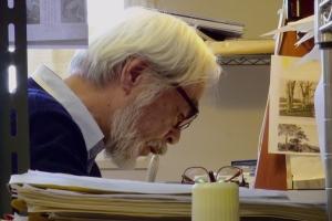 Emsig arbeitet Miyazaki an den Zeichnungen zu seinem Film