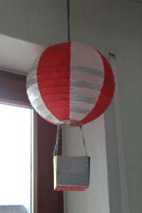 Upcycling Heißluftballon Kinderzimmer rot