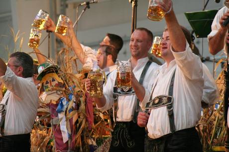 Geschichte in 1800 Zeichen (4) : Das Münchner Oktoberfest Biertrinker auf dem Oktoberfest