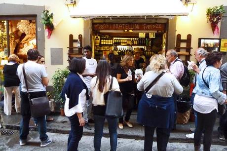 Zu I Due Fratellini in Florenz strömen mittags Einheimische, Sprachschüler und Touristen.