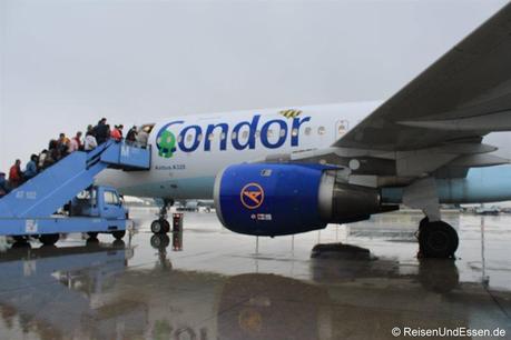 Einstieg zu Flug DE3602 von Condor nach Santorini