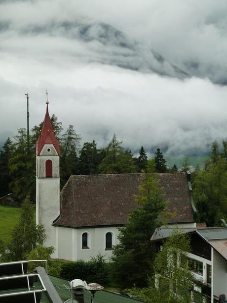10_Ausblick-Kirche-Moesern-For-Friends-Hotel-Seefeld-Tirol-Oesterreich