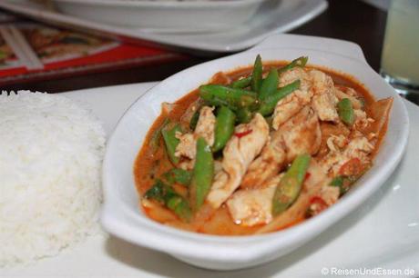 Hühnchenfleisch mit Red Curry im Thai-Restaurant in Kapstadt