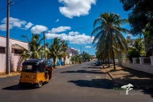 Straße mit einer typisch madagassischen Rikscha in Diego Suarez, der nördlichsten Stadt Madagaskars. Copyright PRIORI Reisen.