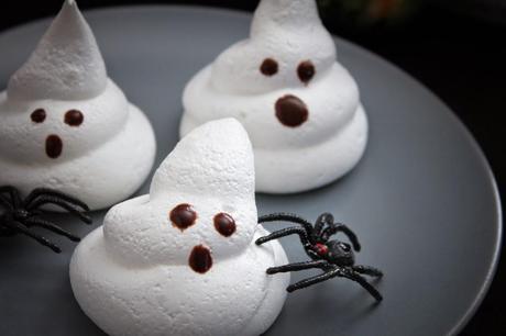 Süße Halloween-Snacks: Geister aus Baiser/Meringue