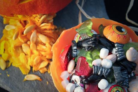 DIY-Idee: Kleine Halloween-Schalen aus Candy Melts