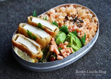 Bento #157: Panierter Sesam-Tofu, Tomatereis und Avocado