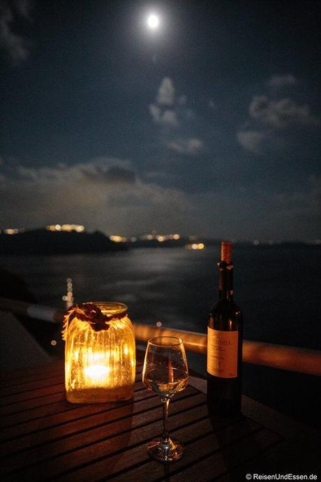 Abendstimmung mit Wein auf der Terrasse in der White Pearl Villa