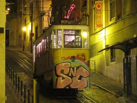 29_Strassenbahn-Trambahn-Elevador-Lissabon-Portugal-nachts