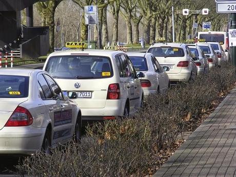 Ehrliche Arbeit macht arm: Jeder dritte Taxi-Fahrer in Deutschland auf Hartz IV angewiesen !