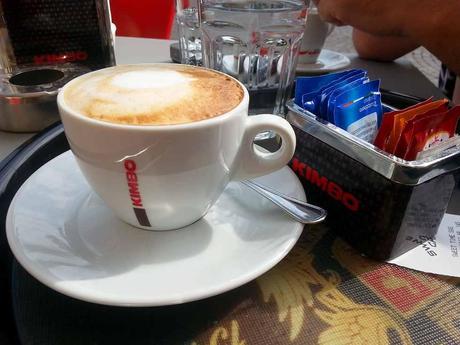 Sulmona: Cappuccino im Sweet Time Café. - Foto: Erich Kimmich