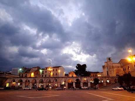 Sulmona: Wolkenstimmung an der Piazza Garibaldi. - Foto: Erich Kimmich