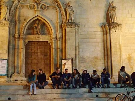 Sulmona: Jugendliche vor der Kirche Santissima Annunziata. - Foto: Erich Kimmich