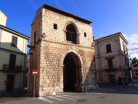 Sulmona: Porta Napoli. - Foto: Erich Kimmich