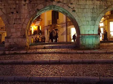 Sulmona: Treppe am Aquädukt - Foto: Erich Kimmich