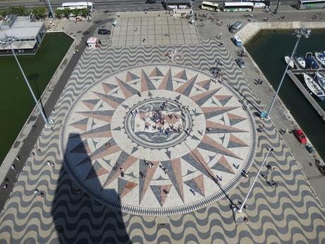 10_Blick-vom-Padrao-dos-Descobrimentos-Denkmal-der-Entdeckungen-Vorplatz-Belem-Lissabon-Portugal