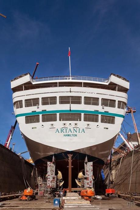 Phoenix Reisen: MS „Artania“ wird in Bremerhaven „flott“ gemacht.