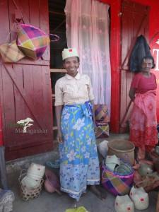 Madagassin verkauft bunte Einkaufstaschen aus Rafia