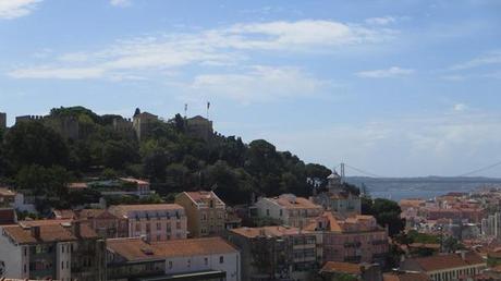 10_Blick-vom-Miradouro-Sophia-de-Mello-Richtung-Castelo-Lissabon-Portugal
