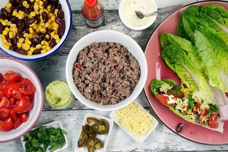 [Low Carb] Mexikanisch gefüllte Salatblätter mit Hackfleisch, Guacamole, Koriander und Tomaten