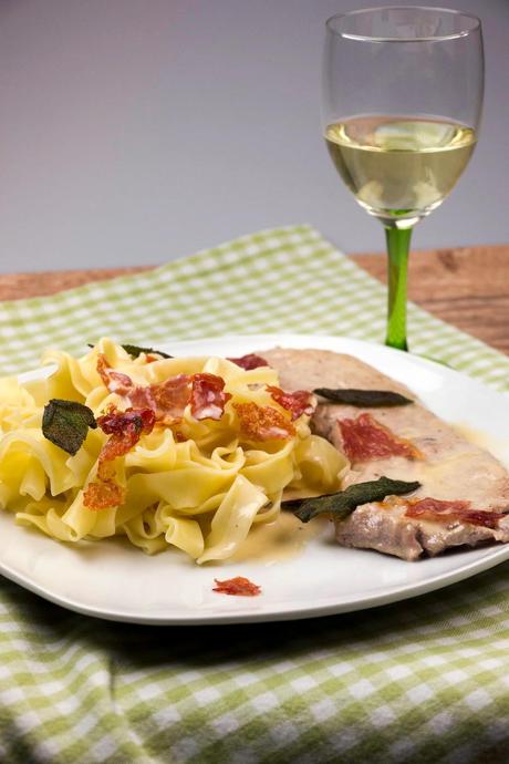 Schnitzel mit Parmesan-Sauce, Parmaschinken und Salbei