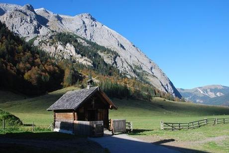 15_Herbst-Karwendel-Kapelle-Almdorf-Eng-Tirol-Oesterreich