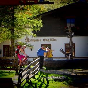 16_Herbst-Karwendel-Rasthuette-Eng-Alm-Tirol-Oesterreich