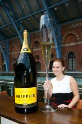 Größte Champagner Flasche in London eingetroffen