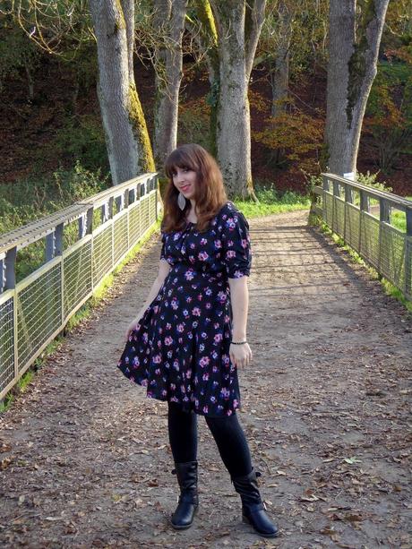 Schönes Herbstouftit mit einem blumigen Kleid