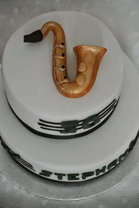 Torte mit Saxophon